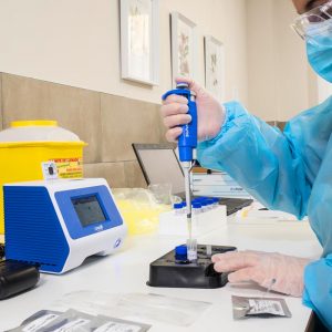 Sanitaria realizando el análisis de una prueba PCR