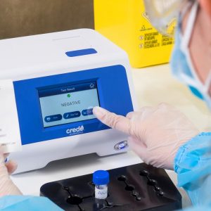 Sanitaria realizando el análisis de una prueba PCR
