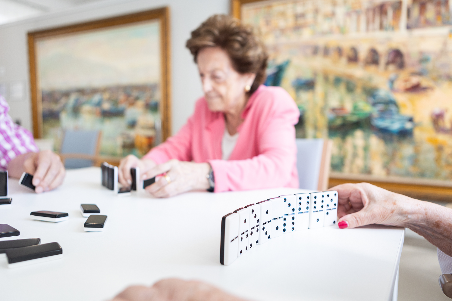 Grupo de residentes jugando al dominó